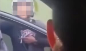 Doc. Tangkapan layar dari video yang direkam pengemudi menunjukkan salah satu aparat diduga mencoba membuka pintu kendaraan saat proses penghentian berlangsung di kawasan Jakarta Barat. Wajah aparat dalam gambar sengaja diburamkan (blur) sebagai bentuk perlindungan identitas serta untuk menjaga asas praduga tak bersalah, mengingat yang bersangkutan masih dalam proses pemeriksaan internal oleh pihak berwenang.