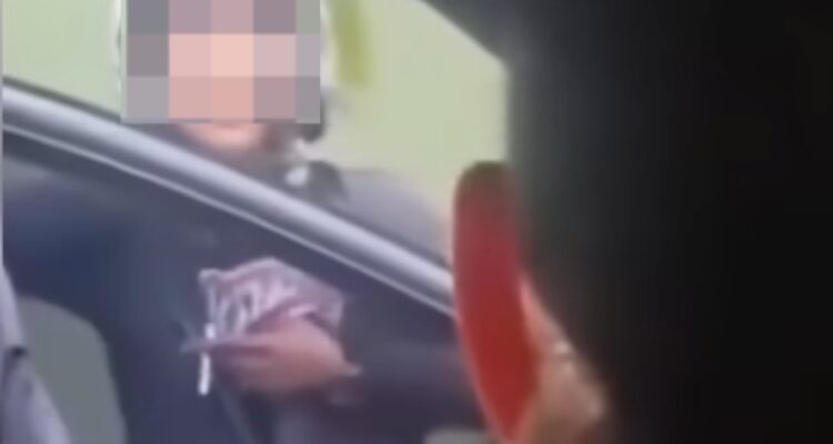 Doc. Tangkapan layar dari video yang direkam pengemudi menunjukkan salah satu aparat diduga mencoba membuka pintu kendaraan saat proses penghentian berlangsung di kawasan Jakarta Barat. Wajah aparat dalam gambar sengaja diburamkan (blur) sebagai bentuk perlindungan identitas serta untuk menjaga asas praduga tak bersalah, mengingat yang bersangkutan masih dalam proses pemeriksaan internal oleh pihak berwenang.