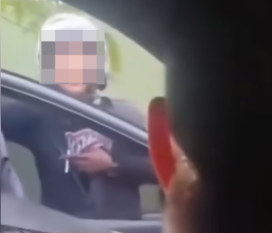 Doc. Tangkapan layar dari video yang direkam pengemudi menunjukkan salah satu aparat diduga mencoba membuka pintu kendaraan saat proses penghentian berlangsung di kawasan Jakarta Barat. Wajah aparat dalam gambar sengaja diburamkan (blur) sebagai bentuk perlindungan identitas serta untuk menjaga asas praduga tak bersalah, mengingat yang bersangkutan masih dalam proses pemeriksaan internal oleh pihak berwenang.