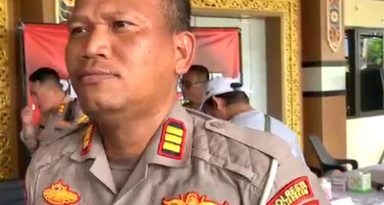Doc. Kasat Lantas Polresta Banjarmasin, AKP Embang Pramono, memberikan keterangan kepada awak media terkait kronologi kecelakaan lalu lintas yang terjadi di simpang Sultan Adam, Banjarmasin.