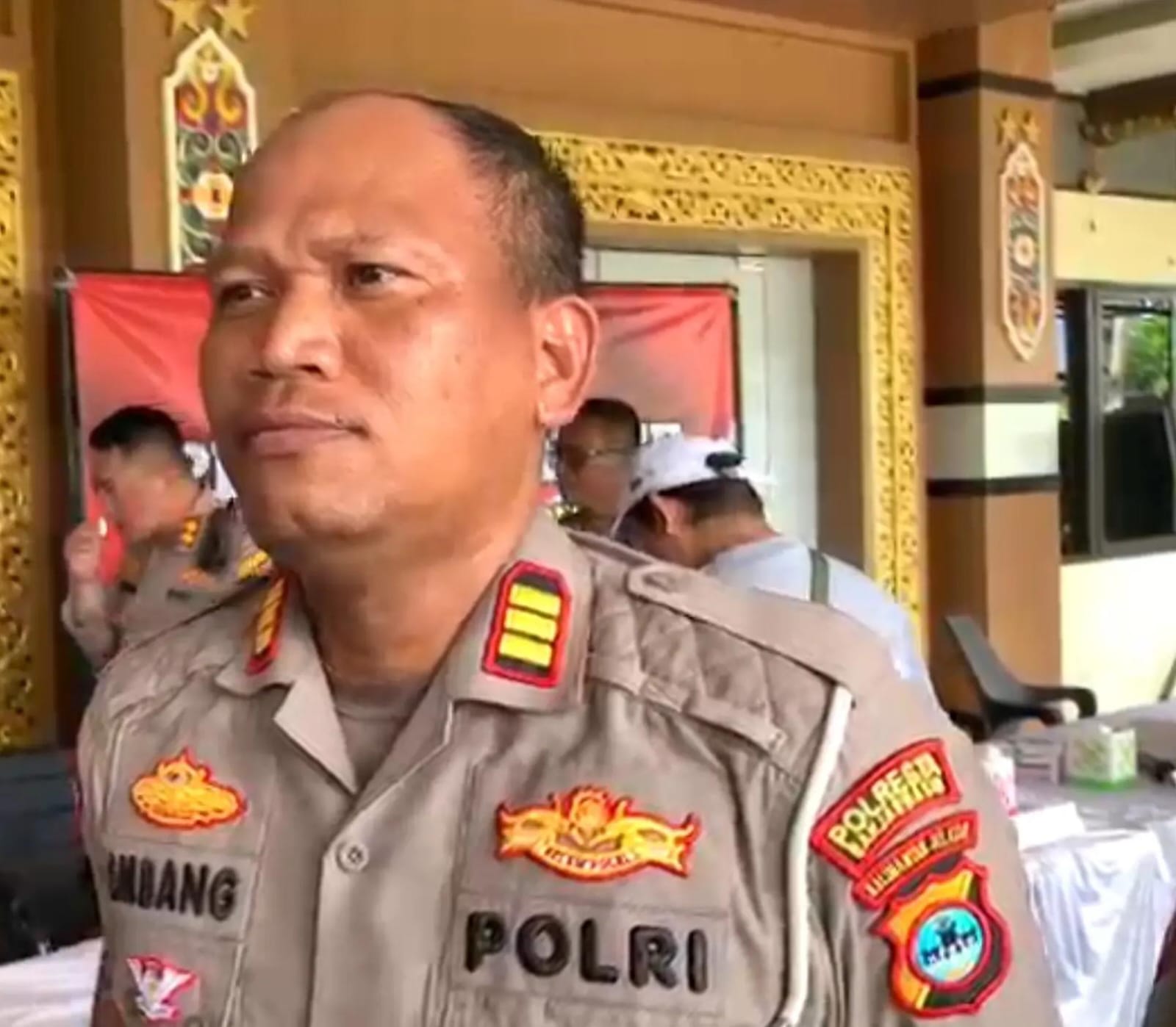 Doc. Kasat Lantas Polresta Banjarmasin, AKP Embang Pramono, memberikan keterangan kepada awak media terkait kronologi kecelakaan lalu lintas yang terjadi di simpang Sultan Adam, Banjarmasin.