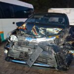 Doc. Kondisi salah satu kendaraan yang terlibat kecelakaan beruntun di Jalan Raya Denpasar–Gilimanuk, kawasan Mengwitani, Badung, terlihat mengalami kerusakan pada bagian bodi akibat benturan, saat proses penanganan oleh petugas di lokasi kejadian.