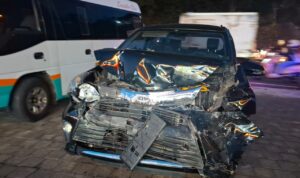 Doc. Kondisi salah satu kendaraan yang terlibat kecelakaan beruntun di Jalan Raya Denpasar–Gilimanuk, kawasan Mengwitani, Badung, terlihat mengalami kerusakan pada bagian bodi akibat benturan, saat proses penanganan oleh petugas di lokasi kejadian.