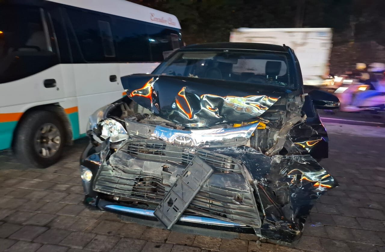 Doc. Kondisi salah satu kendaraan yang terlibat kecelakaan beruntun di Jalan Raya Denpasar–Gilimanuk, kawasan Mengwitani, Badung, terlihat mengalami kerusakan pada bagian bodi akibat benturan, saat proses penanganan oleh petugas di lokasi kejadian.