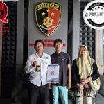 Doc. Tim Hukum FERADI WPI Advokat dan Paralegal DPC Kota Semarang bersama klien usai agenda pendampingan pemeriksaan dugaan penipuan dan penggelapan di Polrestabes Semarang, Selasa (21/4/2026).