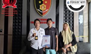 Doc. Tim Hukum FERADI WPI Advokat dan Paralegal DPC Kota Semarang bersama klien usai agenda pendampingan pemeriksaan dugaan penipuan dan penggelapan di Polrestabes Semarang, Selasa (21/4/2026).