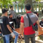 Doc. Petugas kepolisian bersama relawan melakukan penanganan dan olah tempat kejadian perkara (TKP) di lokasi penemuan jasad lansia di kawasan Muara Kelayan, Banjarmasin Selatan, Jumat (24/4/2026) pagi.