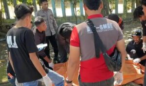 Doc. Petugas kepolisian bersama relawan melakukan penanganan dan olah tempat kejadian perkara (TKP) di lokasi penemuan jasad lansia di kawasan Muara Kelayan, Banjarmasin Selatan, Jumat (24/4/2026) pagi.