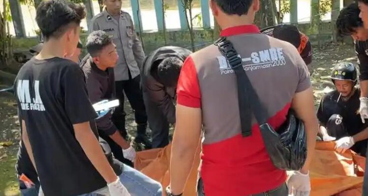 Doc. Petugas kepolisian bersama relawan melakukan penanganan dan olah tempat kejadian perkara (TKP) di lokasi penemuan jasad lansia di kawasan Muara Kelayan, Banjarmasin Selatan, Jumat (24/4/2026) pagi.