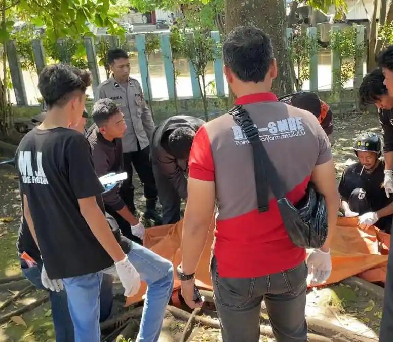 Doc. Petugas kepolisian bersama relawan melakukan penanganan dan olah tempat kejadian perkara (TKP) di lokasi penemuan jasad lansia di kawasan Muara Kelayan, Banjarmasin Selatan, Jumat (24/4/2026) pagi.