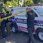 Doc. Petugas kepolisian bersama relawan mengevakuasi jenazah korban di lokasi penemuan awal di kawasan Jembatan Muara Kelayan, Banjarmasin Selatan, dengan pengamanan garis polisi dan kehadiran ambulans, Jumat (24/4/2026) pagi.