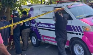 Doc. Petugas kepolisian bersama relawan mengevakuasi jenazah korban di lokasi penemuan awal di kawasan Jembatan Muara Kelayan, Banjarmasin Selatan, dengan pengamanan garis polisi dan kehadiran ambulans, Jumat (24/4/2026) pagi.