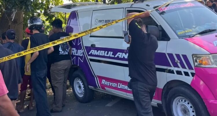 Doc. Petugas kepolisian bersama relawan mengevakuasi jenazah korban di lokasi penemuan awal di kawasan Jembatan Muara Kelayan, Banjarmasin Selatan, dengan pengamanan garis polisi dan kehadiran ambulans, Jumat (24/4/2026) pagi.