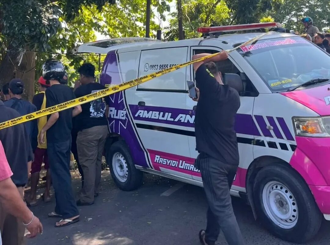 Doc. Petugas kepolisian bersama relawan mengevakuasi jenazah korban di lokasi penemuan awal di kawasan Jembatan Muara Kelayan, Banjarmasin Selatan, dengan pengamanan garis polisi dan kehadiran ambulans, Jumat (24/4/2026) pagi.