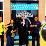 Doc. Siti Khotijah didampingi kuasa hukum Advokat Donny Andretti, S.H., S.Kom., M.Kom., C.Md., C.PFW., C.MDF., C.JKJ., bersama tim hukum FERADI WPI berfoto bersama usai salah satu agenda persidangan. Pada bagian lingkaran (close-up) terlihat amplop surat dari Kejaksaan Tinggi Lampung yang diterima oleh pihak kuasa hukum sebagai bagian dari perkembangan penanganan laporan.