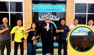 Doc. Siti Khotijah didampingi kuasa hukum Advokat Donny Andretti, S.H., S.Kom., M.Kom., C.Md., C.PFW., C.MDF., C.JKJ., bersama tim hukum FERADI WPI berfoto bersama usai salah satu agenda persidangan. Pada bagian lingkaran (close-up) terlihat amplop surat dari Kejaksaan Tinggi Lampung yang diterima oleh pihak kuasa hukum sebagai bagian dari perkembangan penanganan laporan.