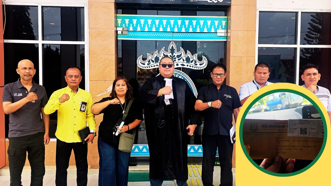 Doc. Siti Khotijah didampingi kuasa hukum Advokat Donny Andretti, S.H., S.Kom., M.Kom., C.Md., C.PFW., C.MDF., C.JKJ., bersama tim hukum FERADI WPI berfoto bersama usai salah satu agenda persidangan. Pada bagian lingkaran (close-up) terlihat amplop surat dari Kejaksaan Tinggi Lampung yang diterima oleh pihak kuasa hukum sebagai bagian dari perkembangan penanganan laporan.