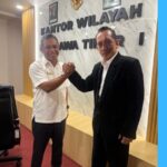 Doc. Yulianto Kiswocahyono berjabat tangan dengan perwakilan Kanwil DJP Jawa Timur I usai audiensi antara KADIN Jawa Timur dan Kanwil DJP Jawa Timur I di Surabaya, Senin (27/4/2026).
