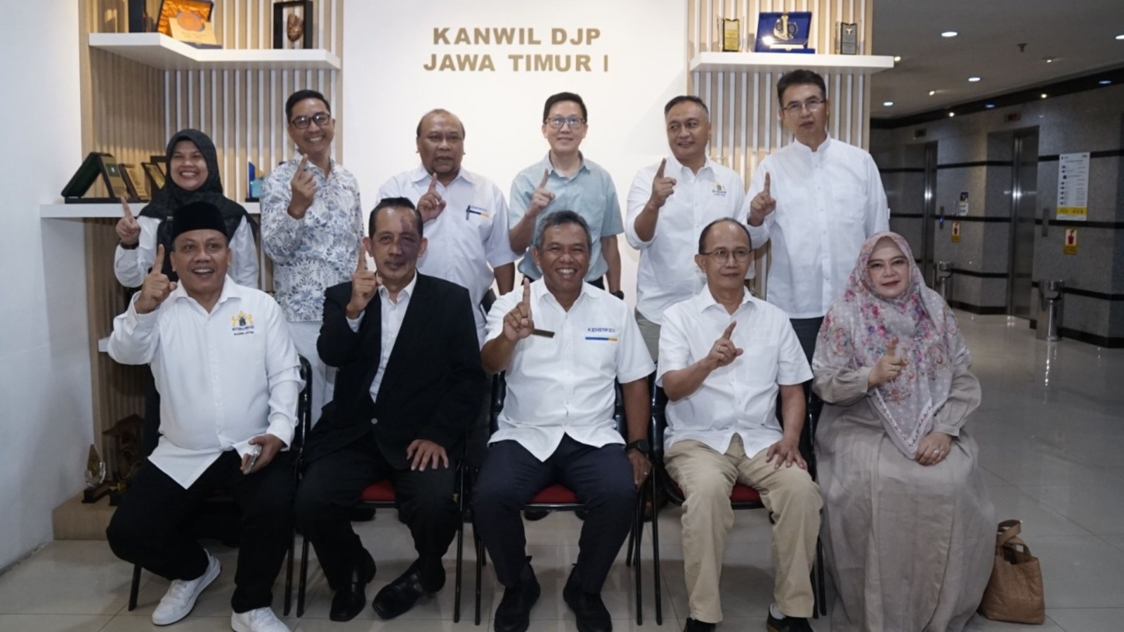 Doc. Yulianto Kiswocahyono bersama jajaran pengurus KADIN Jawa Timur dan pimpinan Kanwil DJP Jawa Timur I berfoto bersama usai pelaksanaan audiensi di Surabaya, Senin (27/4/2026).