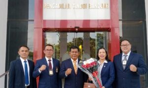 Doc. Adang Bahrowi bersama jajaran FERADI WPI dan peserta calon advokat berfoto bersama usai agenda verifikasi berkas persiapan sumpah advokat di Pengadilan Tinggi Bandung, Senin (27/4/2026).