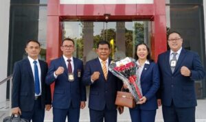 Doc. Adang Bahrowi bersama jajaran FERADI WPI dan peserta calon advokat berfoto bersama usai agenda verifikasi berkas persiapan sumpah advokat di Pengadilan Tinggi Bandung, Senin (27/4/2026).