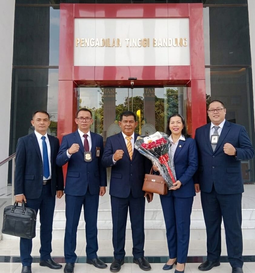 Doc. Adang Bahrowi bersama jajaran FERADI WPI dan peserta calon advokat berfoto bersama usai agenda verifikasi berkas persiapan sumpah advokat di Pengadilan Tinggi Bandung, Senin (27/4/2026).