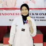 Doc. Anita Arum Wulandari, mahasiswa Program Studi Bimbingan dan Konseling Universitas iVET Semarang, berpose usai menerima medali dan piagam Juara 1 kategori Kyorugi individu putri kelas 50,01–54 kg pada ajang Jepara Open 1 Taekwondo National Championship 2026.