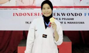 Doc. Anita Arum Wulandari, mahasiswa Program Studi Bimbingan dan Konseling Universitas iVET Semarang, berpose usai menerima medali dan piagam Juara 1 kategori Kyorugi individu putri kelas 50,01–54 kg pada ajang Jepara Open 1 Taekwondo National Championship 2026.