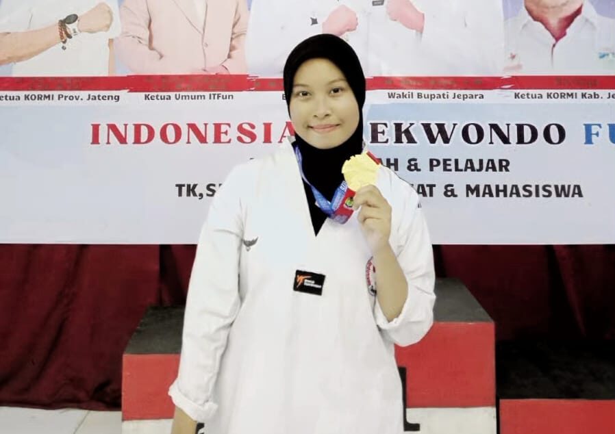 Doc. Anita Arum Wulandari, mahasiswa Program Studi Bimbingan dan Konseling Universitas iVET Semarang, berpose usai menerima medali dan piagam Juara 1 kategori Kyorugi individu putri kelas 50,01–54 kg pada ajang Jepara Open 1 Taekwondo National Championship 2026.