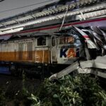 Doc. Kondisi rangkaian kereta api yang terlibat insiden di kawasan Stasiun Bekasi Timur, Senin (27/4/2026) malam. Sejumlah gerbong tampak mengalami kerusakan saat proses evakuasi dan penanganan darurat berlangsung di lokasi kejadian. (Sumber Foto: VP Corporate Communication KAI - Anne Purba).