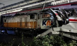 Doc. Kondisi rangkaian kereta api yang terlibat insiden di kawasan Stasiun Bekasi Timur, Senin (27/4/2026) malam. Sejumlah gerbong tampak mengalami kerusakan saat proses evakuasi dan penanganan darurat berlangsung di lokasi kejadian. (Sumber Foto: VP Corporate Communication KAI - Anne Purba).