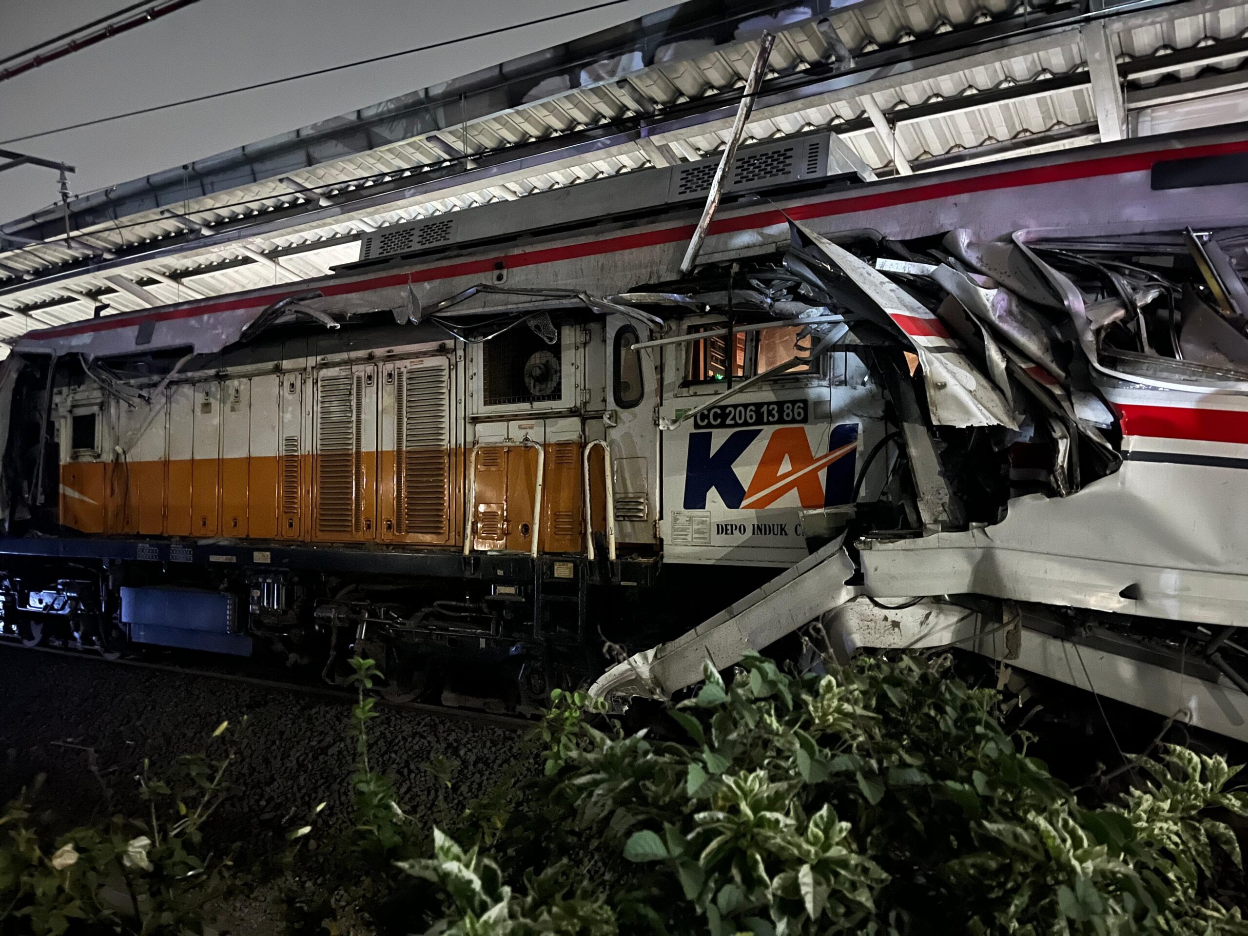 Doc. Kondisi rangkaian kereta api yang terlibat insiden di kawasan Stasiun Bekasi Timur, Senin (27/4/2026) malam. Sejumlah gerbong tampak mengalami kerusakan saat proses evakuasi dan penanganan darurat berlangsung di lokasi kejadian. (Sumber Foto: VP Corporate Communication KAI - Anne Purba).