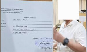 Doc. Sisi kiri memperlihatkan tanda terima laporan pengaduan yang diterima di Polres Metro Bekasi Kabupaten. Sisi kanan menampilkan sosok penyidik yang menangani perkara, dengan wajah disamarkan atau di-blur guna menjaga privasi serta menghindari pengungkapan identitas pribadi selama proses penanganan kasus masih berlangsung.