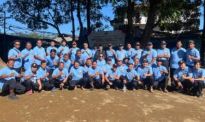 Doc. Pengurus dan peserta kegiatan Senkom Mitra Polri Jawa Tengah berfoto bersama usai pelaksanaan orientasi, konsolidasi, dan penyerahan Surat Keputusan kepengurusan masa bakti 2026–2031 di kawasan Kebun Teh Jamus, Ngawi, Jawa Timur, Minggu (26/4/2026).
