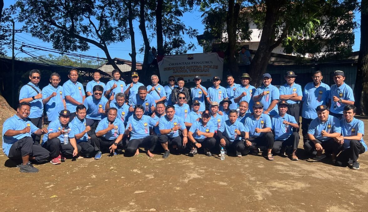 Doc. Pengurus dan peserta kegiatan Senkom Mitra Polri Jawa Tengah berfoto bersama usai pelaksanaan orientasi, konsolidasi, dan penyerahan Surat Keputusan kepengurusan masa bakti 2026–2031 di kawasan Kebun Teh Jamus, Ngawi, Jawa Timur, Minggu (26/4/2026).