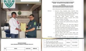 Doc. Kompilasi foto saat penyerahan surat keputusan penunjukan Mediator Non Hakim kepada Rasyidi di Pengadilan Negeri Situbondo Kelas IB, disandingkan dengan tangkapan layar dokumen resmi keputusan penunjukan tertanggal 27 April 2026.