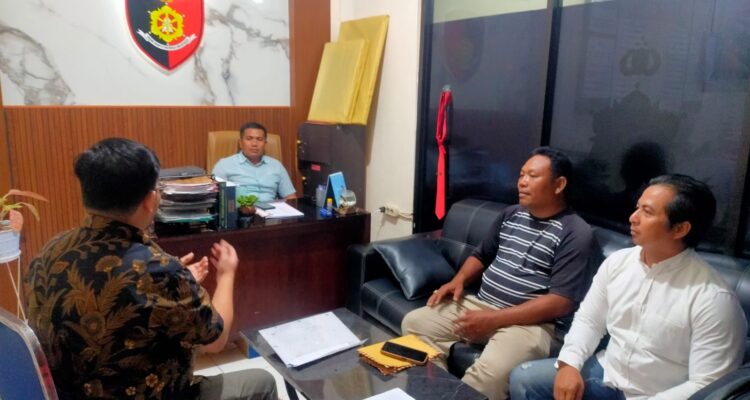 Doc. Tim Firma Hukum Subur Jaya & Partner berada di ruang pelayanan Polres Tabanan bersama pihak kepolisian usai koordinasi terkait penanganan perkara klien, Rabu (29/4/2026).