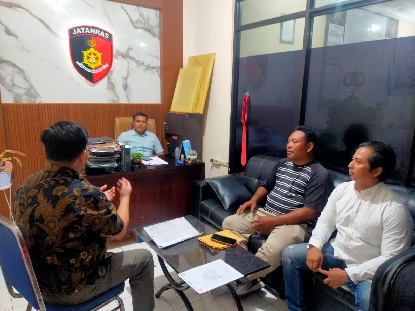Doc. Tim Firma Hukum Subur Jaya & Partner berada di ruang pelayanan Polres Tabanan bersama pihak kepolisian usai koordinasi terkait penanganan perkara klien, Rabu (29/4/2026).