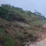 Doc. Kondisi titik lokasi longsor yang menutup sebagian badan jalan usai hujan deras mengguyur kawasan tersebut. Material tanah dan batu tampak berserakan di sisi jalur tol saat proses penanganan berlangsung.