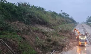Doc. Kondisi titik lokasi longsor yang menutup sebagian badan jalan usai hujan deras mengguyur kawasan tersebut. Material tanah dan batu tampak berserakan di sisi jalur tol saat proses penanganan berlangsung.