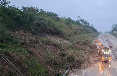 Doc. Kondisi titik lokasi longsor yang menutup sebagian badan jalan usai hujan deras mengguyur kawasan tersebut. Material tanah dan batu tampak berserakan di sisi jalur tol saat proses penanganan berlangsung.