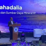 Doc. Bahlil Lahadalia menyampaikan pidato dalam acara Sinergi Alumni IPB Untuk Bangsa, Sabtu (2/5/2026). Dalam kesempatan tersebut, Menteri ESDM menyoroti transformasi energi nasional serta usulan perbedaan perlakuan pajak antara kendaraan berbahan bakar minyak dan kendaraan listrik.