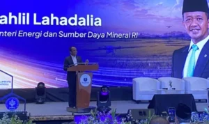 Doc. Bahlil Lahadalia menyampaikan pidato dalam acara Sinergi Alumni IPB Untuk Bangsa, Sabtu (2/5/2026). Dalam kesempatan tersebut, Menteri ESDM menyoroti transformasi energi nasional serta usulan perbedaan perlakuan pajak antara kendaraan berbahan bakar minyak dan kendaraan listrik.