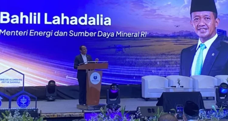 Doc. Bahlil Lahadalia menyampaikan pidato dalam acara Sinergi Alumni IPB Untuk Bangsa, Sabtu (2/5/2026). Dalam kesempatan tersebut, Menteri ESDM menyoroti transformasi energi nasional serta usulan perbedaan perlakuan pajak antara kendaraan berbahan bakar minyak dan kendaraan listrik.
