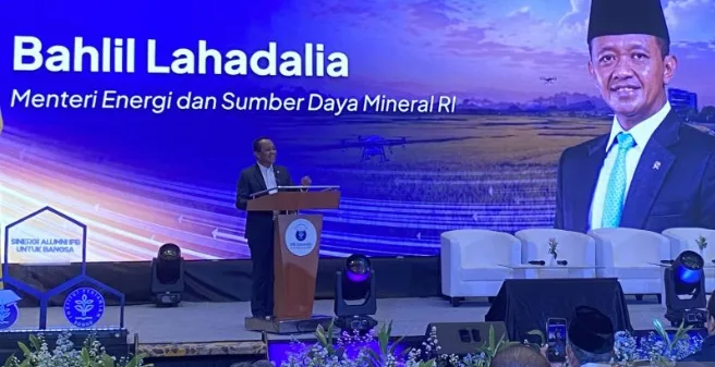 Doc. Bahlil Lahadalia menyampaikan pidato dalam acara Sinergi Alumni IPB Untuk Bangsa, Sabtu (2/5/2026). Dalam kesempatan tersebut, Menteri ESDM menyoroti transformasi energi nasional serta usulan perbedaan perlakuan pajak antara kendaraan berbahan bakar minyak dan kendaraan listrik.