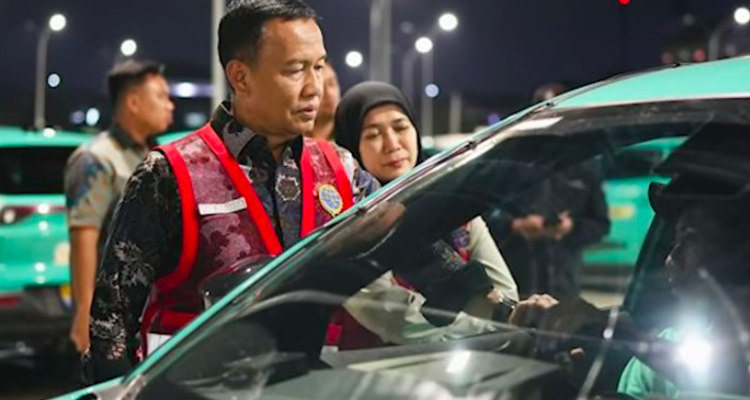 Doc. Petugas dari Kementerian Perhubungan melakukan inspeksi mendadak (sidak) di pool operasional Taksi Green SM, Bekasi, Selasa (28/4/2026). Pemeriksaan dilakukan terhadap armada, dokumen operasional, serta standar keselamatan pascainsiden kecelakaan kereta di Bekasi Timur.