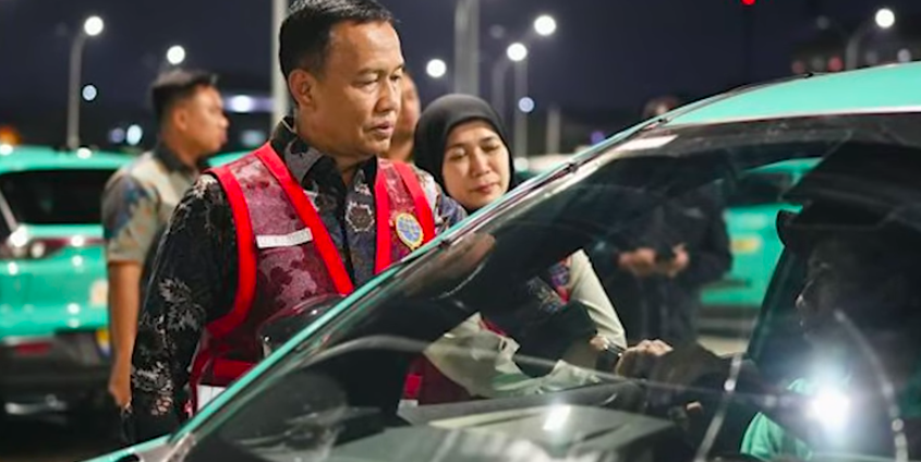 Doc. Petugas dari Kementerian Perhubungan melakukan inspeksi mendadak (sidak) di pool operasional Taksi Green SM, Bekasi, Selasa (28/4/2026). Pemeriksaan dilakukan terhadap armada, dokumen operasional, serta standar keselamatan pascainsiden kecelakaan kereta di Bekasi Timur.