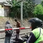 Doc. Palang besi yang baru dipasang di perlintasan sebidang Jalan Ampera, Bekasi Timur, sebagai langkah peningkatan keselamatan lalu lintas pascakecelakaan kereta api di lokasi tersebut.