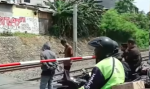 Doc. Palang besi yang baru dipasang di perlintasan sebidang Jalan Ampera, Bekasi Timur, sebagai langkah peningkatan keselamatan lalu lintas pascakecelakaan kereta api di lokasi tersebut.