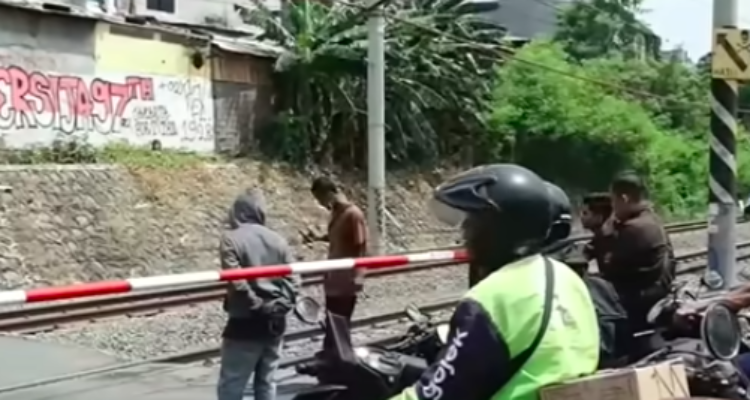 Doc. Palang besi yang baru dipasang di perlintasan sebidang Jalan Ampera, Bekasi Timur, sebagai langkah peningkatan keselamatan lalu lintas pascakecelakaan kereta api di lokasi tersebut.